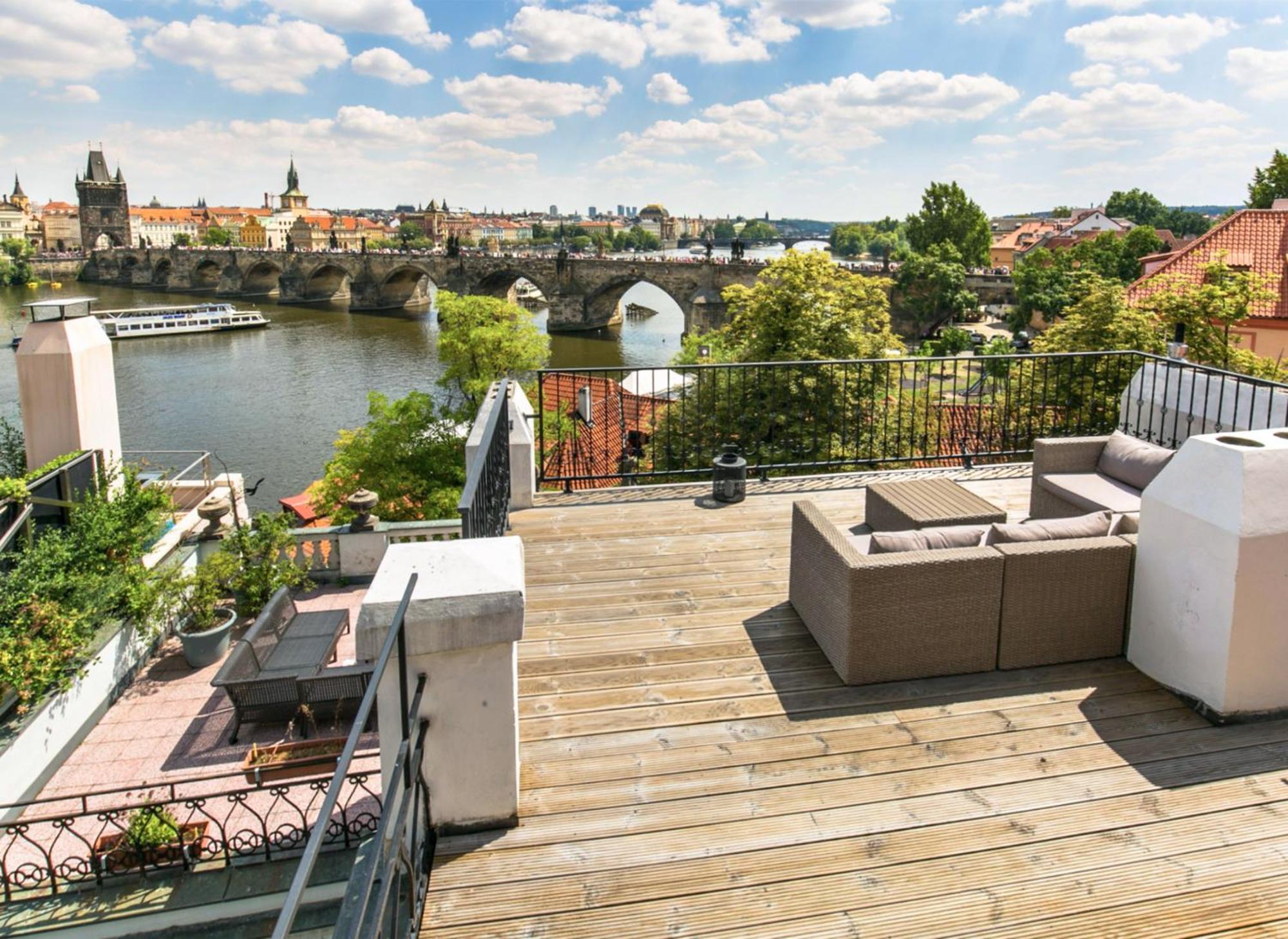 Residence Charles Bridge Прага Екстериор снимка