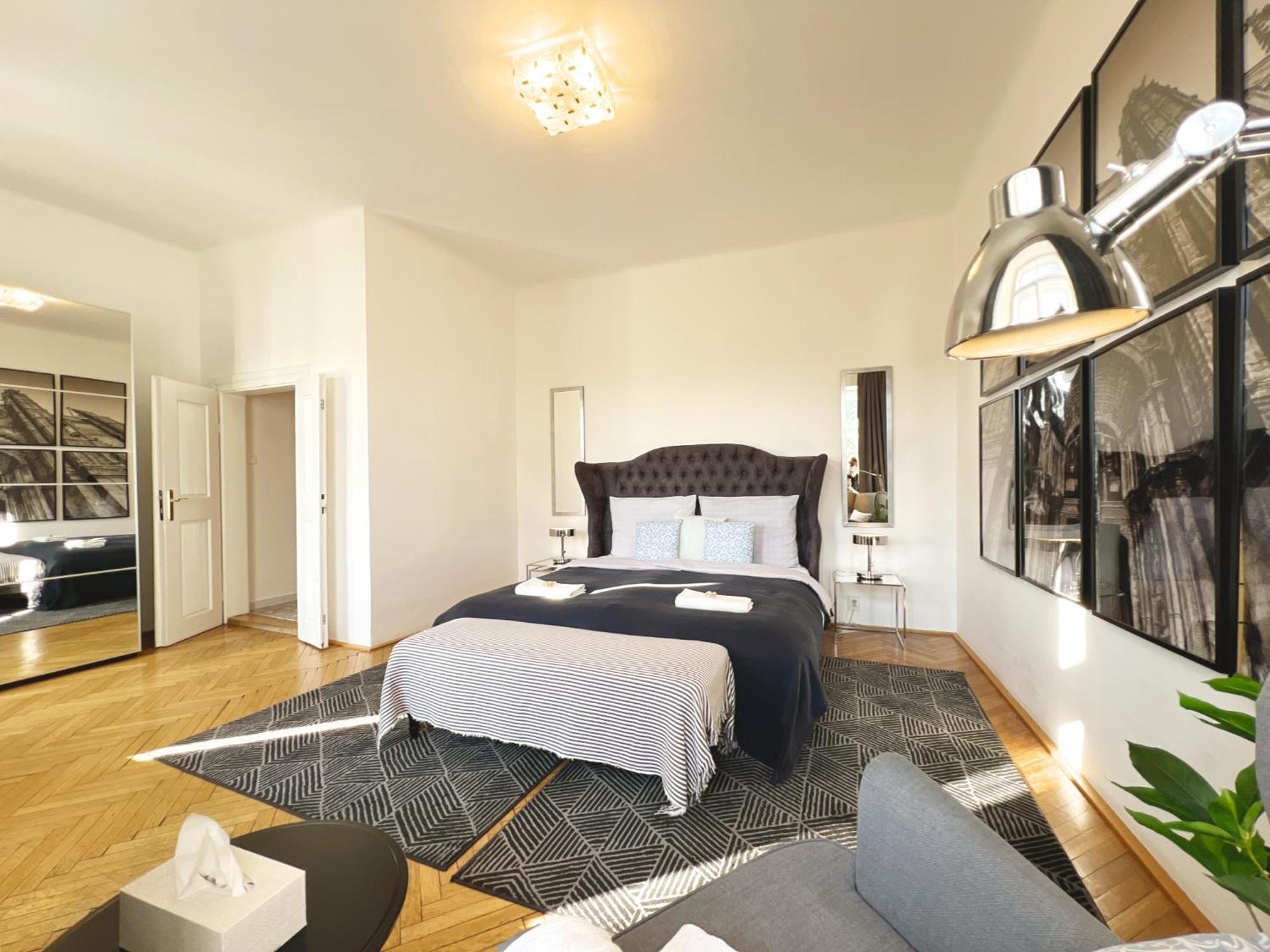 Residence Charles Bridge Прага Екстериор снимка