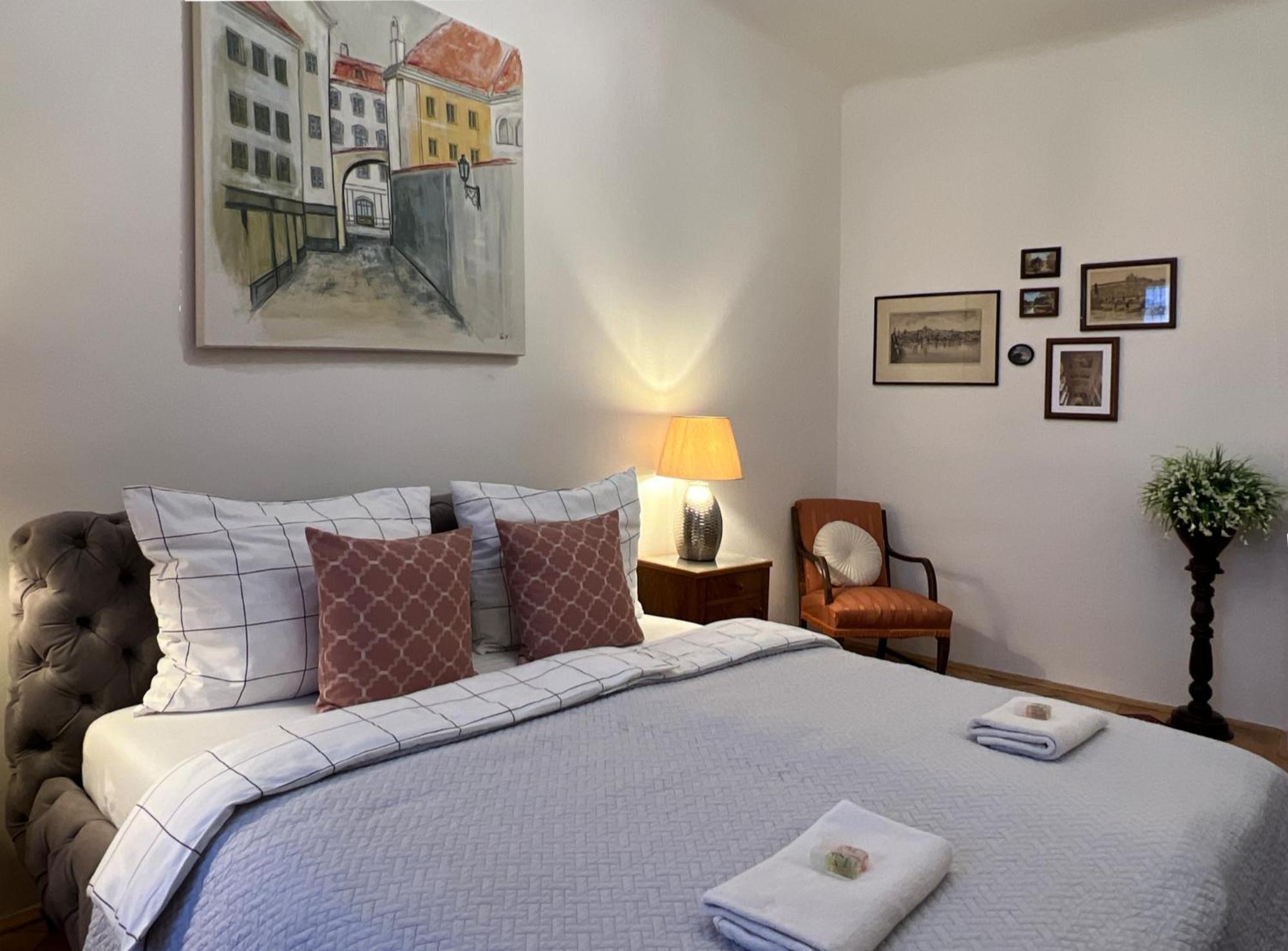 Residence Charles Bridge Прага Екстериор снимка