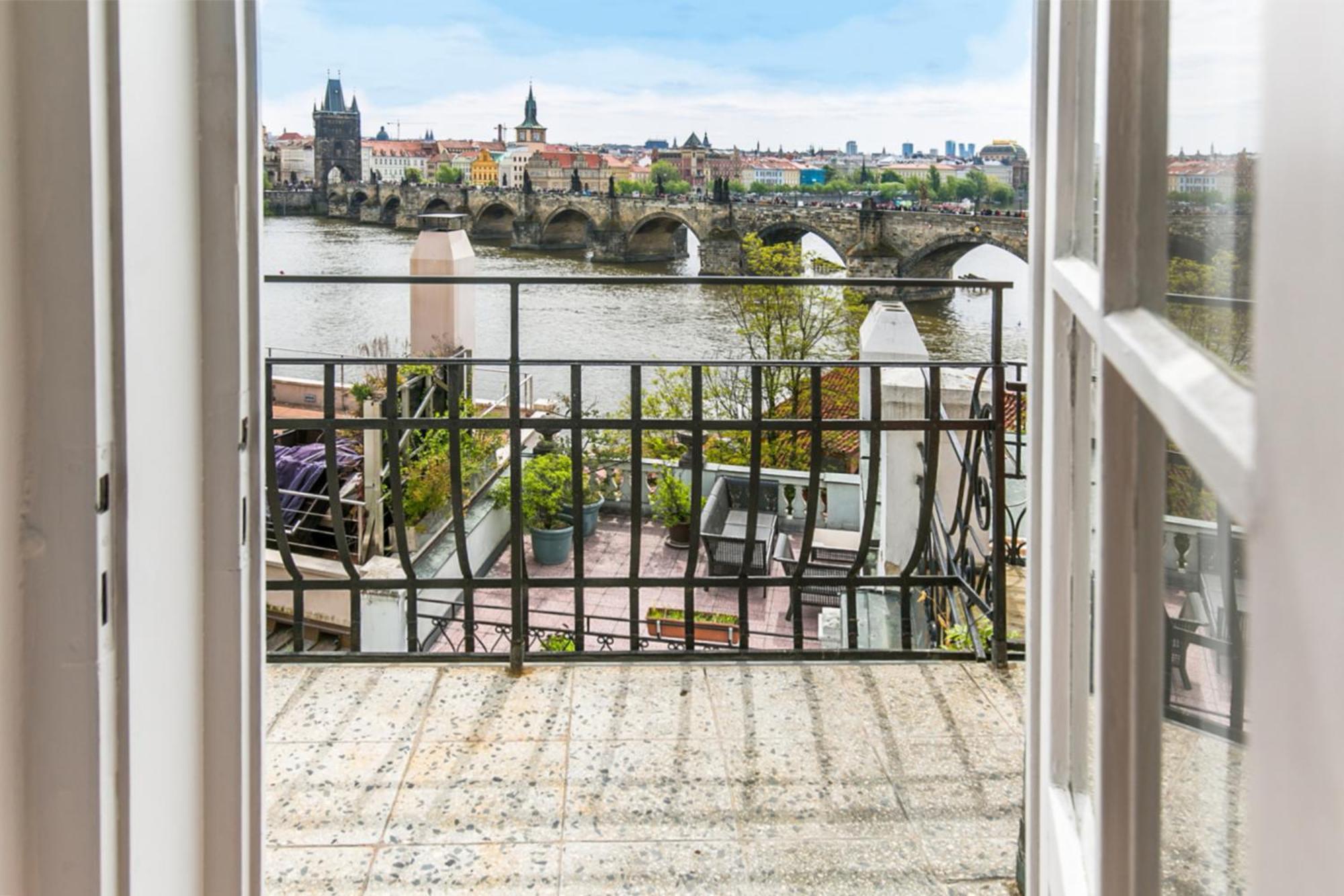 Residence Charles Bridge Прага Екстериор снимка