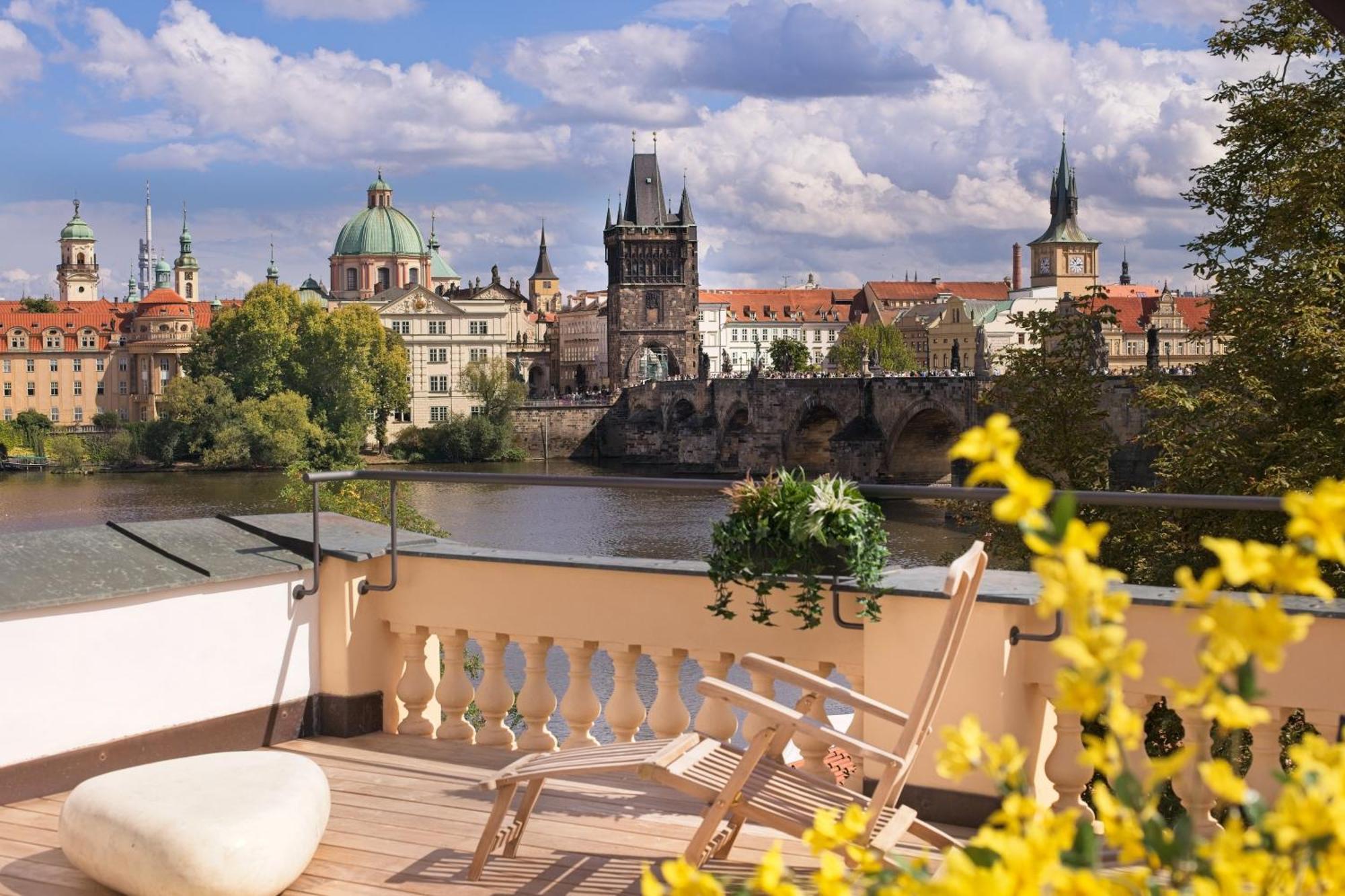 Residence Charles Bridge Прага Екстериор снимка